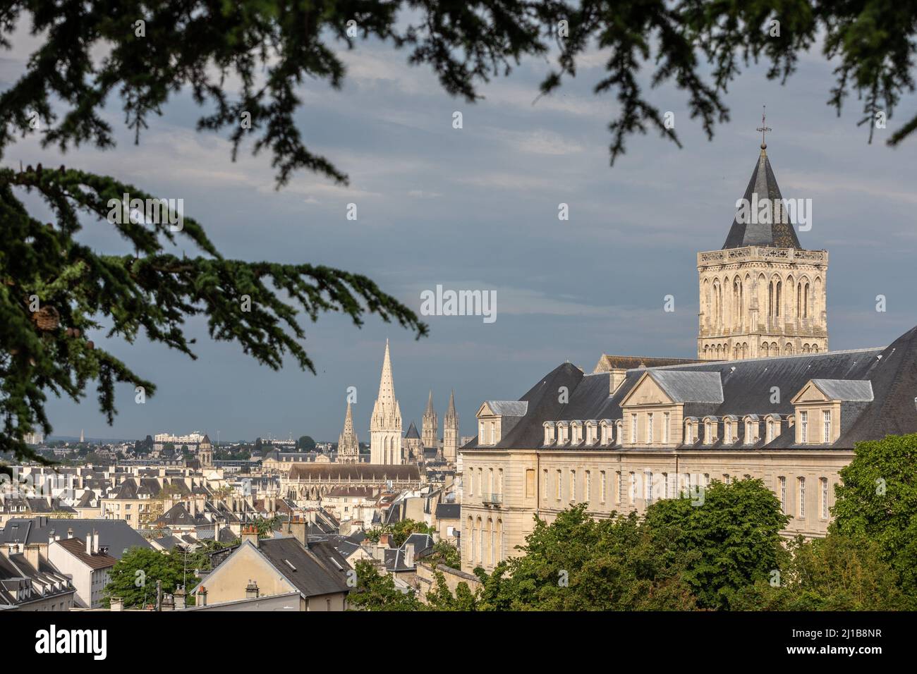 CAMPANILE DELL'ABBAYE AUX DAMES, EX MONASTERO DEI MONACI BENEDETTINI CHE OGGI OSPITA IL CONSIGLIO REGIONALE DI NORMANDIA, CAEN, CALVADOS, NORMANDIA Foto Stock