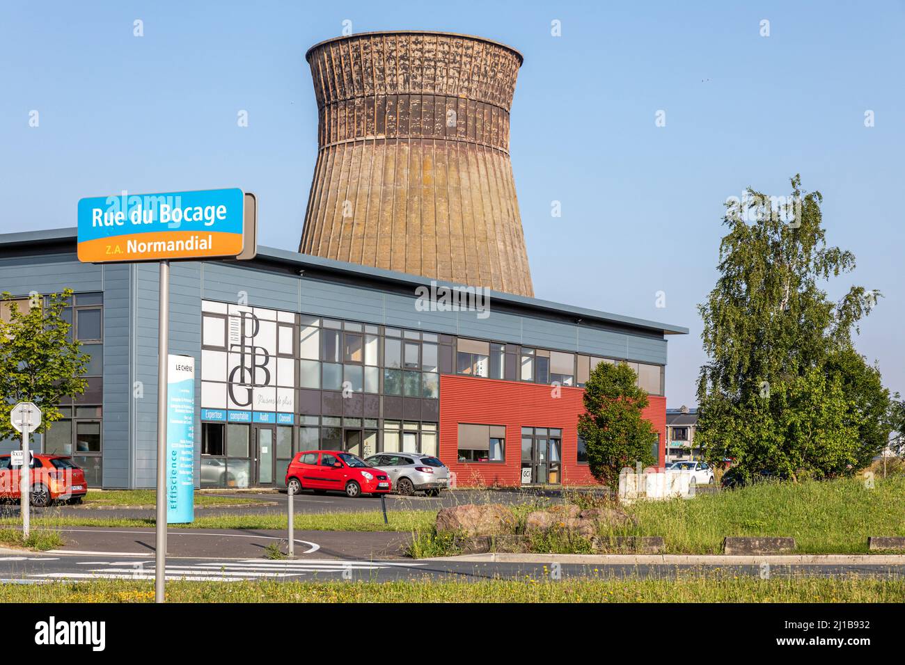 NORMANDIAL SMALL BUSINESS PARK SUL SITO DELL'EX SOCIETÀ METALLURGICA DI NORMANDIA (SMN), DOVE SI TROVA ANCORA UNA TORRE DI RAFFREDDAMENTO, CAEN, COLOMBELLES, CALVADOS, NORMANDIA, FRANCIA Foto Stock