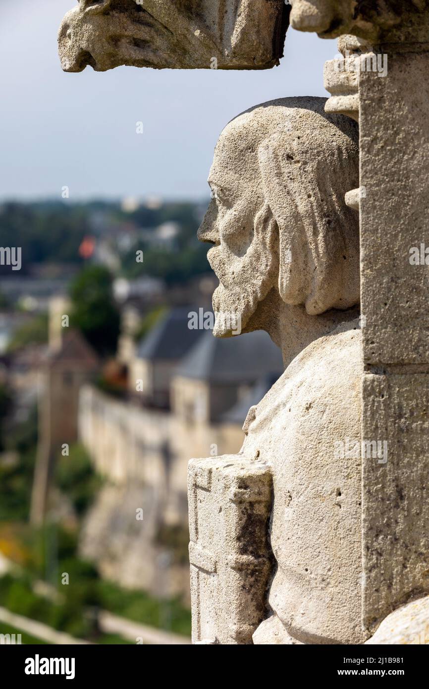 CANE GARGOYLE SULLA FACCIATA DELLA CHIESA DI SAINT-PIERRE, CAEN, CALVADOS, NORMANDIA, FRANCIA Foto Stock