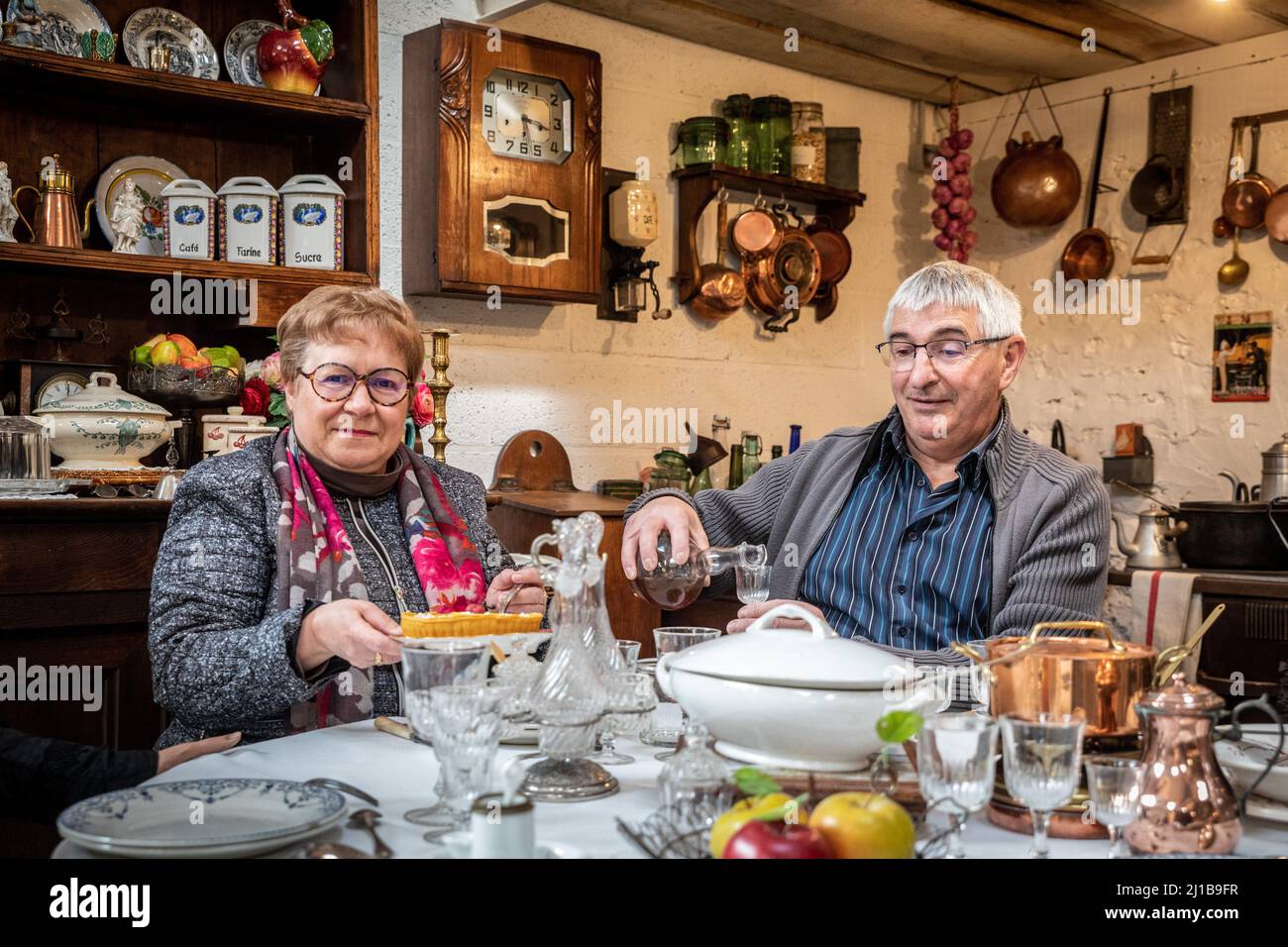 LILIAN ED ELISABETH LETOURNEUR NELLA RICOSTITUZIONE DI UNA SALA DA PRANZO, MUSEO DELLA VITA E METIERS DEL PASSATO, BRETEUIL, EURE, NORMANDIA, FRANCIA Foto Stock