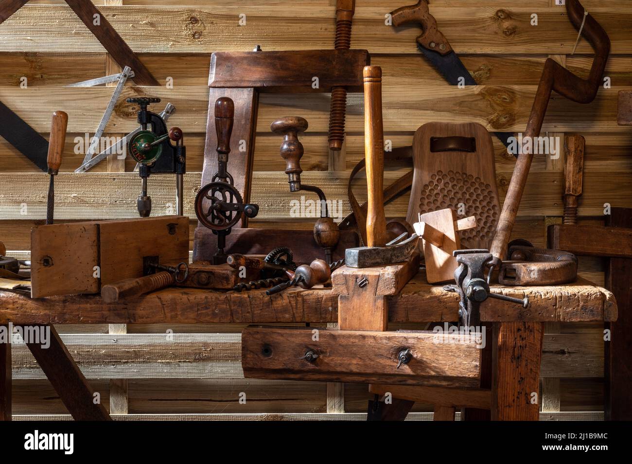 GLI STRUMENTI DEL FALEGNAMERIA E CABINET-MAKER, MUSEO DELLA VITA E METIERS DEL PASSATO, BRETEUIL, EURE, NORMANDIA, FRANCIA Foto Stock