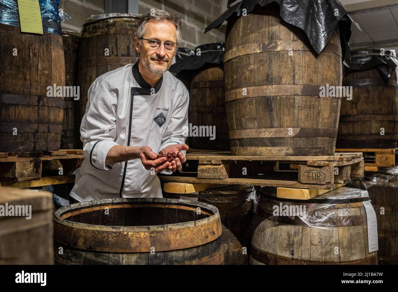 MARC CLUIZEL, DIRETTORE DELLA FABBRICA DI CIOCCOLATO CLUIZEL, CANTINA DI STOCCAGGIO DELLE CILIEGIE A EAU DE VIE, EURE, NORMANDIA, FRANCIA Foto Stock