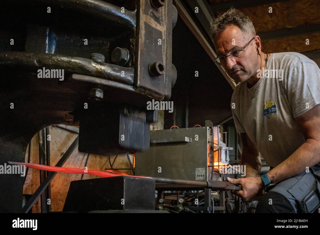 NICOLAS MARTIN, ESPERTO METALWORKER, GOUVILLE, MESNIL-SUR-ITON, EURE, NORMANDIA, FRANCIA Foto Stock