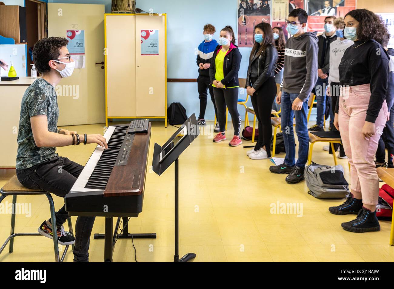 CORO NELLA SALA DELLA MUSICA, SCUOLA SECONDARIA DI RUGLES, EURE, NORMANDIA, FRANCIA Foto Stock