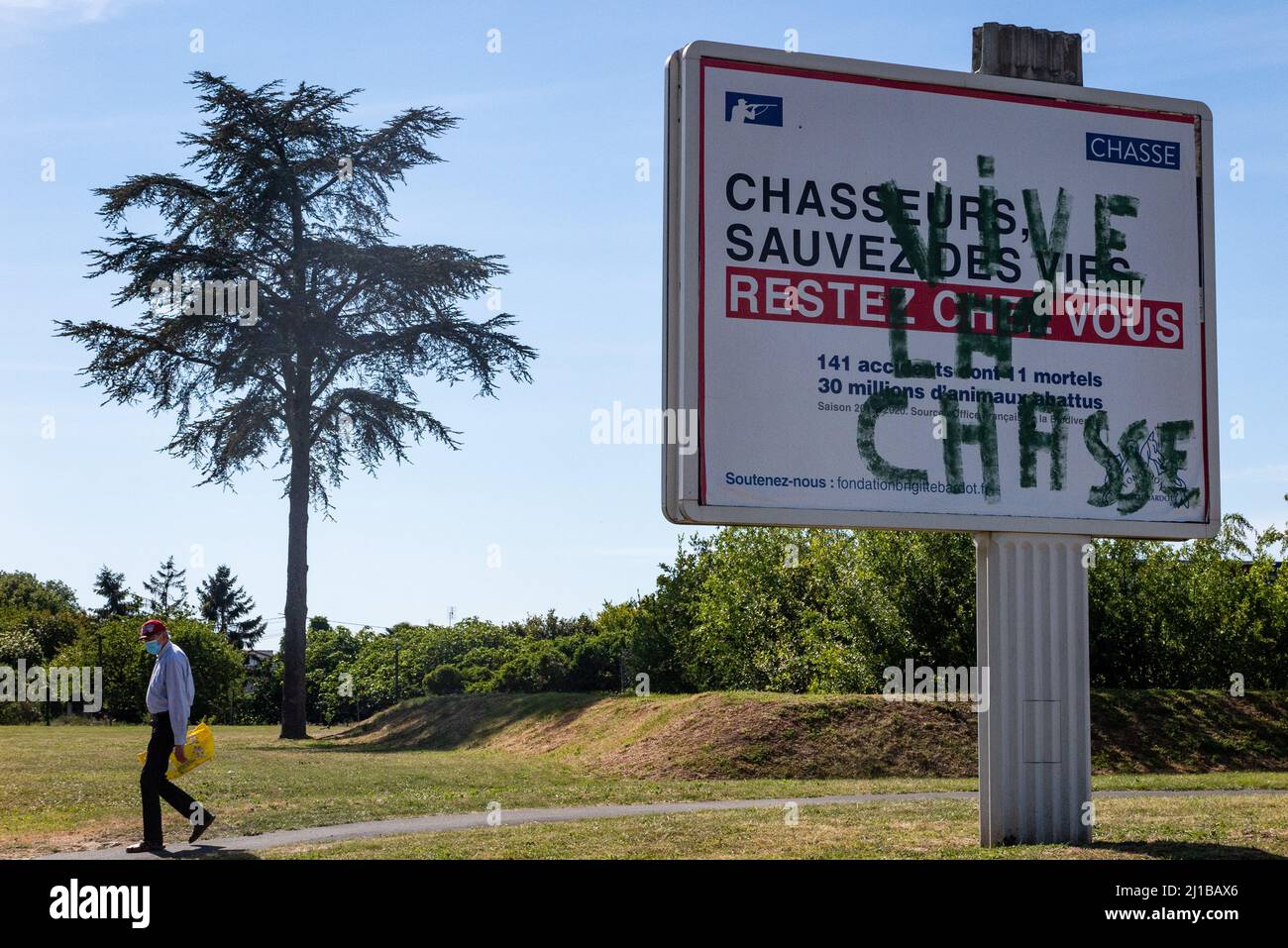 AFFISSIONI CONTRO LA CACCIA PAGATE DALLA BRIGITTE BARDOT FOUNDATION, GRAFFITI 'LUNGA CACCIA VIVA', CHARENTE, TONNAY-CHARENTE, CHARENTE-MARITIME, FRANCIA Foto Stock