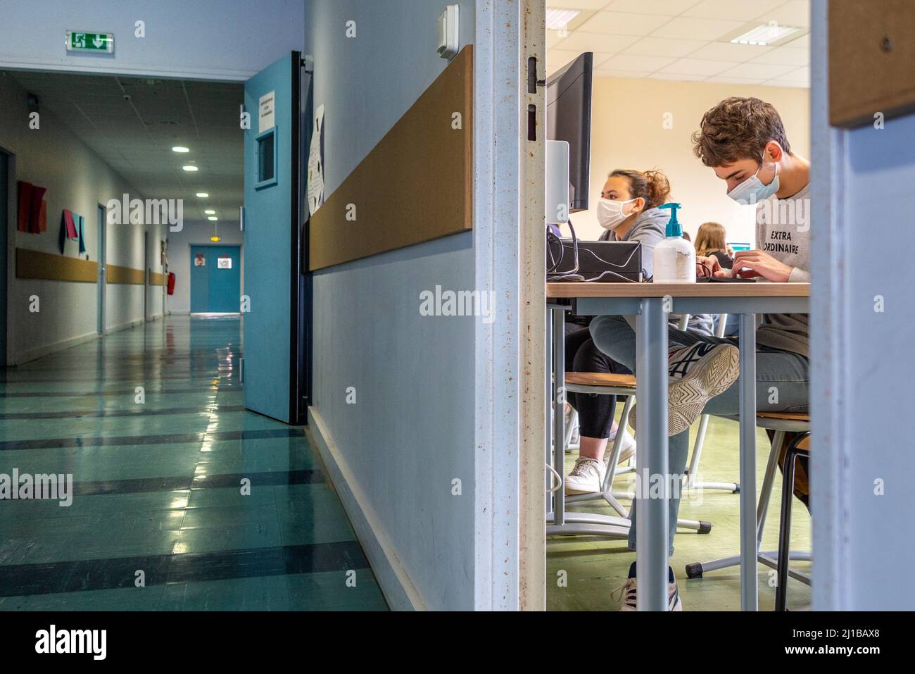 SALA COMPUTER E CORRIDOI, SCUOLA SECONDARIA DI RUGLES, EURE, NORMANDIA, FRANCIA Foto Stock