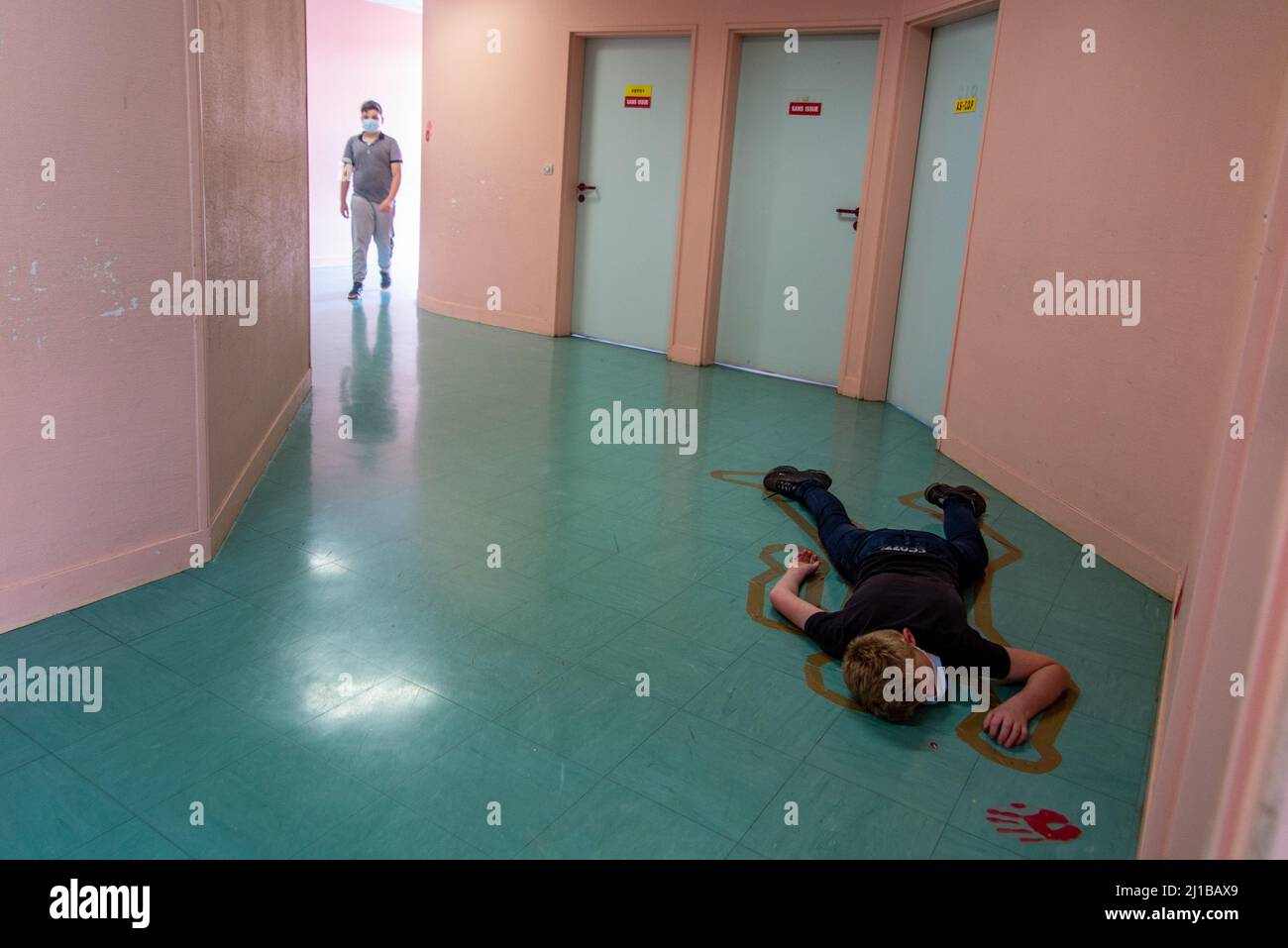 PERFORAZIONE DI EMERGENZA NEI CORRIDOI, SCUOLA SECONDARIA DI RUGLES, EURE, NORMANDIA, FRANCIA Foto Stock