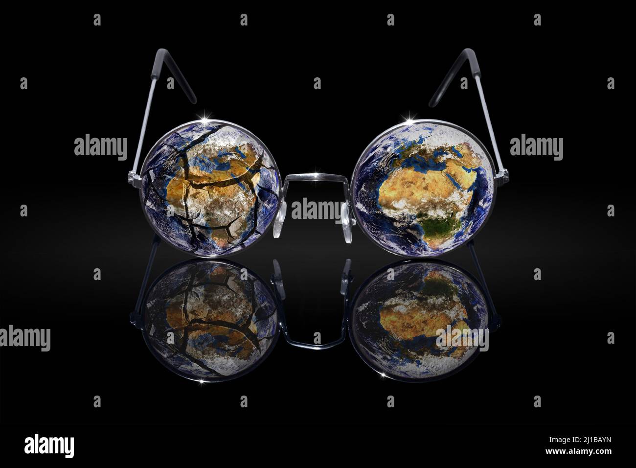 FOTO CONCETTUALE CHE MOSTRA LA TERRA ATTRAVERSO L'OBIETTIVO DI UN PAIO DI OCCHIALI CON DUE DIVERSE VISIONI A SECONDA DI QUELLO CHE VOGLIAMO VEDERE, MOSTRA FOTOGRAFICA "TERRE FRAGILE" PER SENSIBILIZZARE L'OPINIONE PUBBLICA SULL'IMPATTO DELL'UMANITÀ SUL PIANETA, LA FRANCIA, IL MONDO Foto Stock
