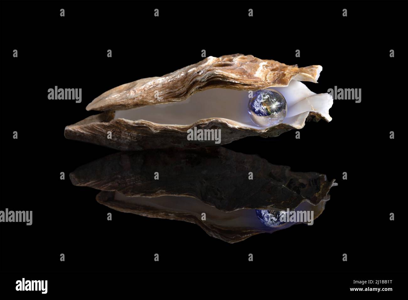 FOTO CONCETTUALE CHE MOSTRA LA TERRA IN UN OYSTER COME UNA PERLA RARA E PREZIOSA, MOSTRA FOTOGRAFICA ‘TERRE FRAGILE’ PER SENSIBILIZZARE L'UOMO SULL'IMPATTO DEL PIANETA, LA FRANCIA, IL MONDO Foto Stock