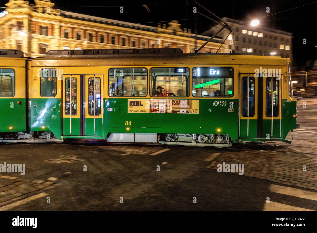 TRAM 84 IN CITTÀ DI NOTTE, HELSINKI, FINLANDIA, EUROPA Foto Stock
