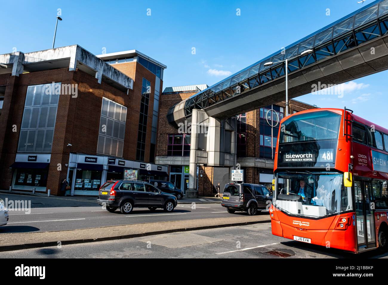 Kingston-upon-Thames, Kingston London UK, marzo 23 2022, Passerella pedonale recintata di alto livello che collega il parcheggio auto Multi-Story al centro commerciale Foto Stock