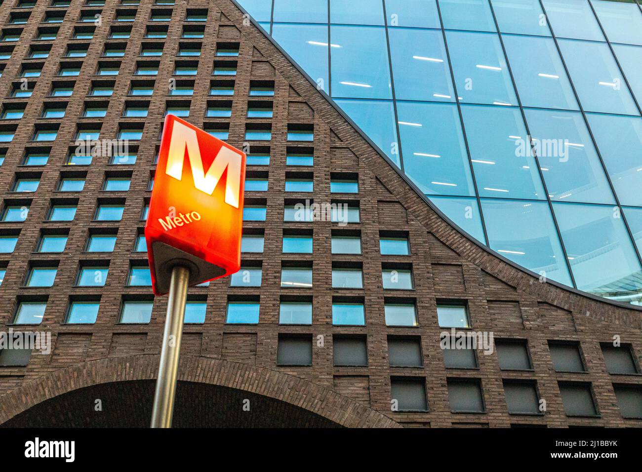 USCITA DELLA METROPOLITANA DI FRONTE A UN EDIFICIO UNIVERSITARIO, HELSINKI, FINLANDIA, EUROPA Foto Stock