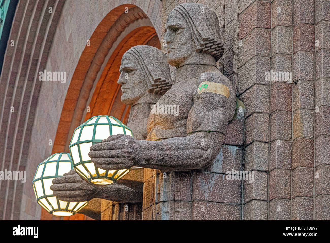 IMPRESSIONANTI STATUE DEI GEMELLI PRESSO LA STAZIONE FERROVIARIA PRINCIPALE CON LA TORRE SULLO SFONDO, HELSINKI, FINLANDIA, EUROPA Foto Stock