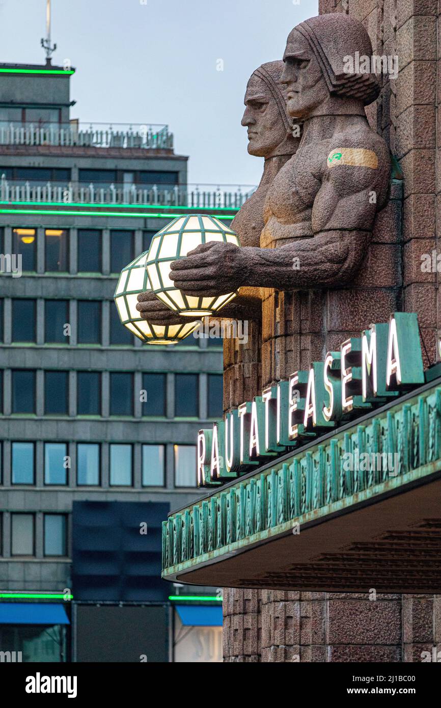 IMPRESSIONANTI STATUE DEI GEMELLI PRESSO LA STAZIONE FERROVIARIA PRINCIPALE CON LA TORRE SULLO SFONDO, HELSINKI, FINLANDIA, EUROPA Foto Stock