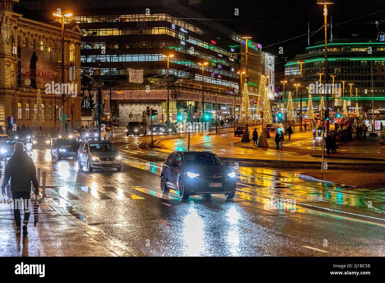 LA TRAFFICATA VIA KAIVOKATU DI FRONTE ALLA STAZIONE FERROVIARIA PRINCIPALE CON DECORAZIONI NATALIZIE, HELSINKI, FINLANDIA, EUROPA Foto Stock