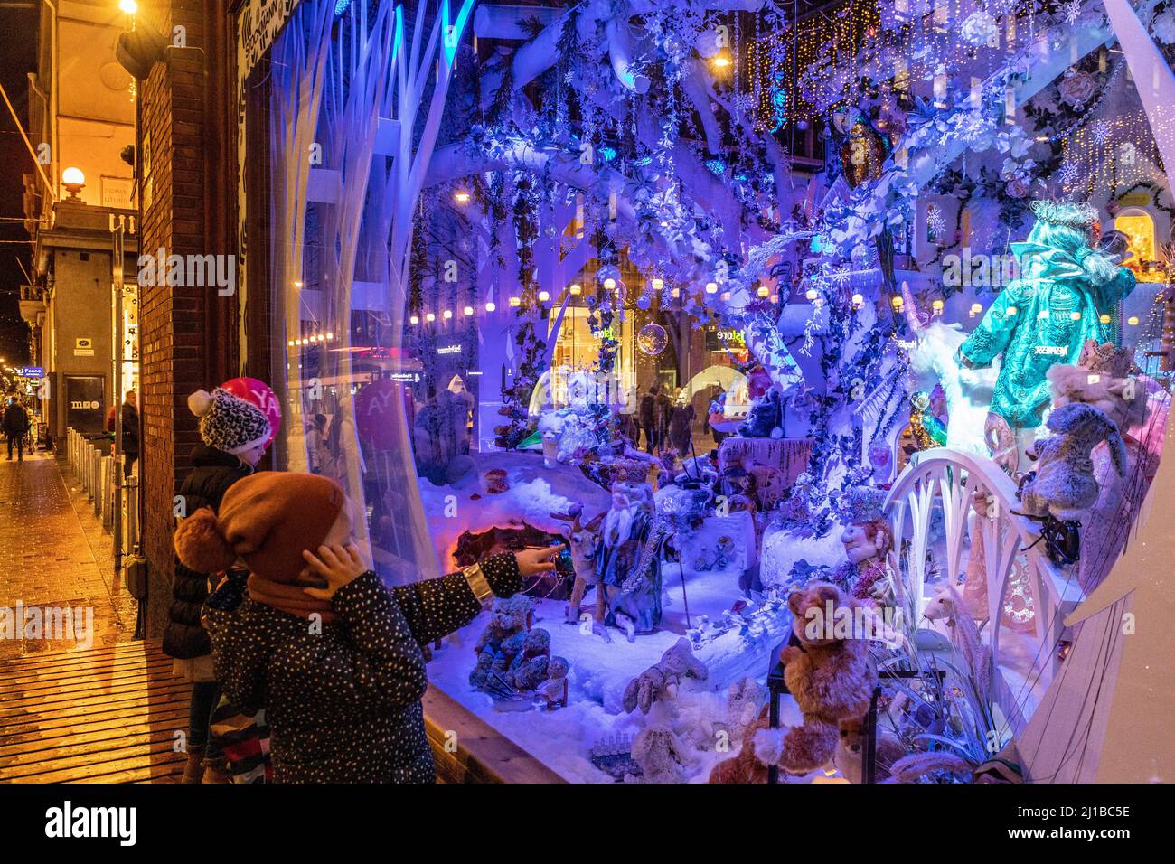 BAMBINI DI FRONTE ALLA VETRINA DI NATALE DEL GRANDE MAGAZZINO STOCKMANN, HELSINKI, FINLANDIA, EUROPA Foto Stock