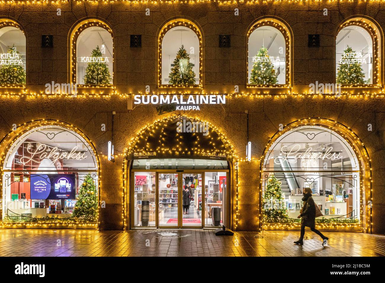 DECORAZIONI NATALIZIE PRESSO LA LIBRERIA FINLANDESE SUOMALAINEN KAUPPA, HELSINKI, FINLANDIA, EUROPA Foto Stock