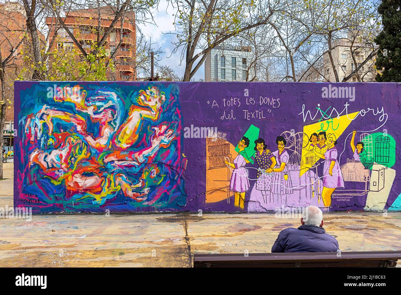 TRE CAMINI SKATE PARK BARCELLONA SPAGNA CREATIVA STREET ART E UNO SPETTATORE Foto Stock