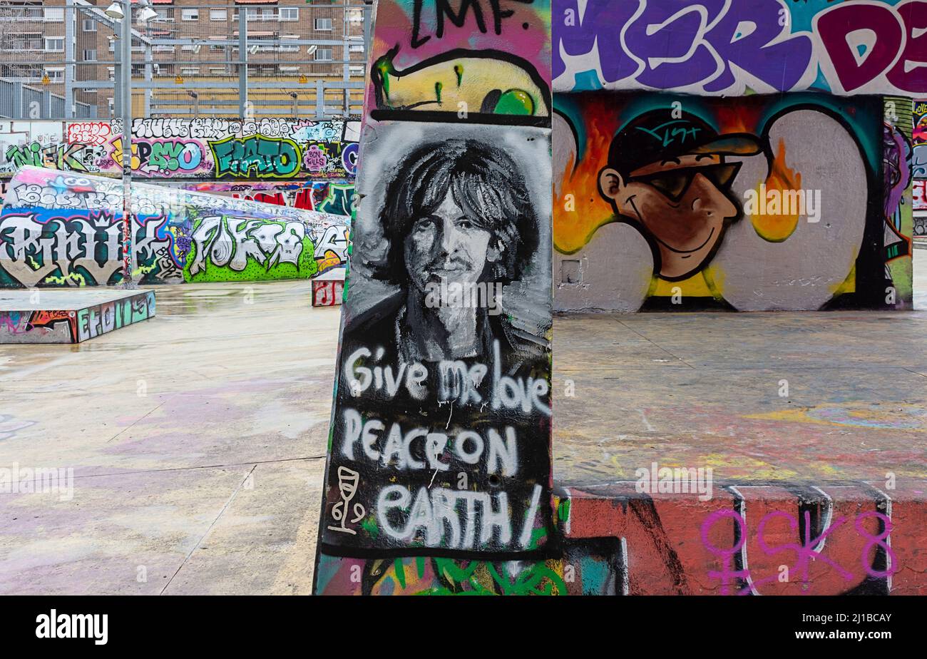 TRE CAMINI SKATE PARK BARCELLONA SPAGNA CREATIVA STREET ART MI DANNO AMORE PACE SULLA TERRA Foto Stock