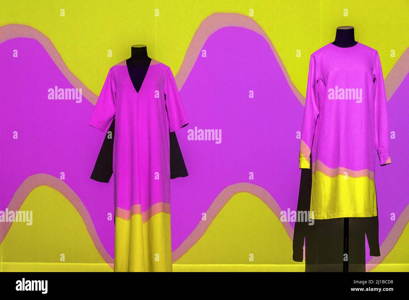 VIDEO SULLA CREAZIONE DI MOTIVI DI ABBIGLIAMENTO, MUSEO DEL DESIGN, HELSINKI, FINLANDIA, EUROPA Foto Stock
