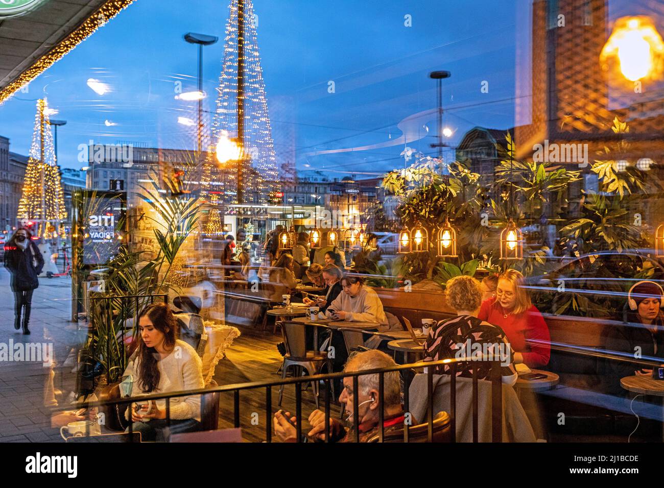 INTERNO DEL PUB PICKWICK DI FRONTE ALLA STAZIONE FERROVIARIA PRINCIPALE CON DECORAZIONI NATALIZIE IN THE STREET, HELSINKI, FINLANDIA, EUROPA Foto Stock