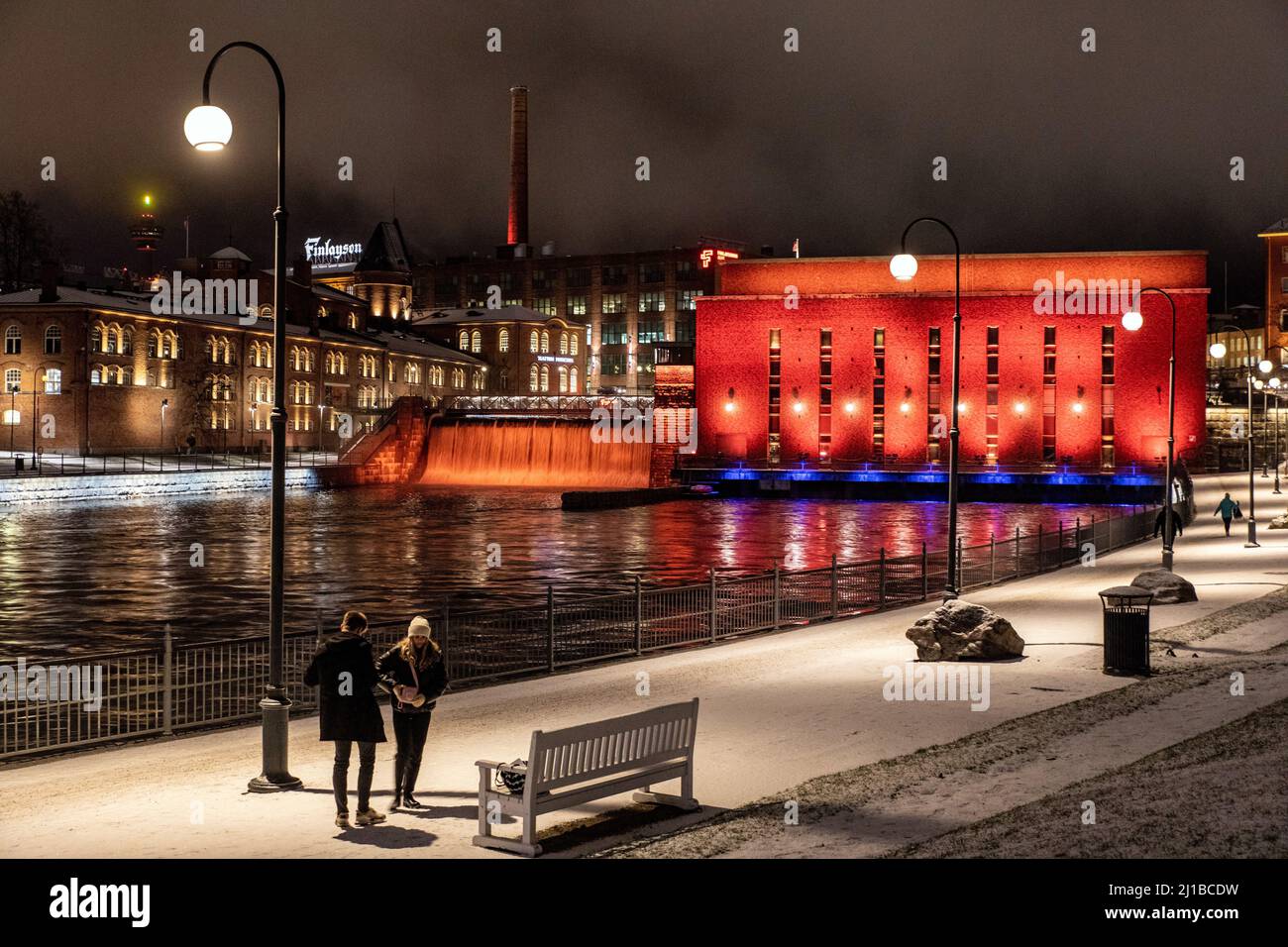 LA PASSEGGIATA DELLE SERRATURE D'AMORE, TAMMERKOSKI CADE CON LA SUA CENTRALE IDROELETTRICA, ILLUMINAZIONE NOTTURNA, TAMPERE, FINLANDIA, EUROPA Foto Stock