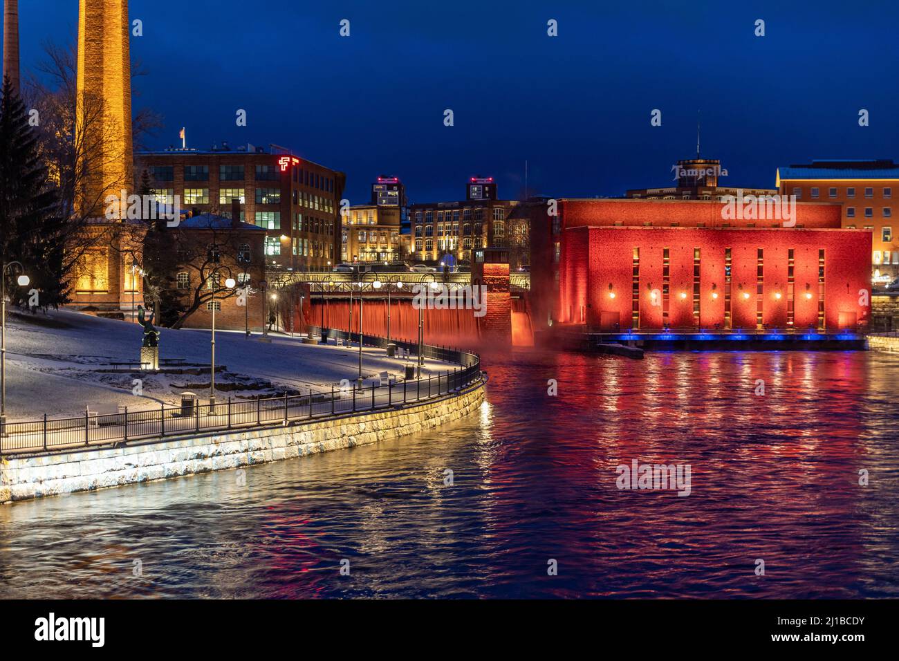LA PASSEGGIATA DELLE SERRATURE D'AMORE, TAMMERKOSKI CADE CON LA SUA CENTRALE IDROELETTRICA, ILLUMINAZIONE NOTTURNA, TAMPERE, FINLANDIA, EUROPA Foto Stock