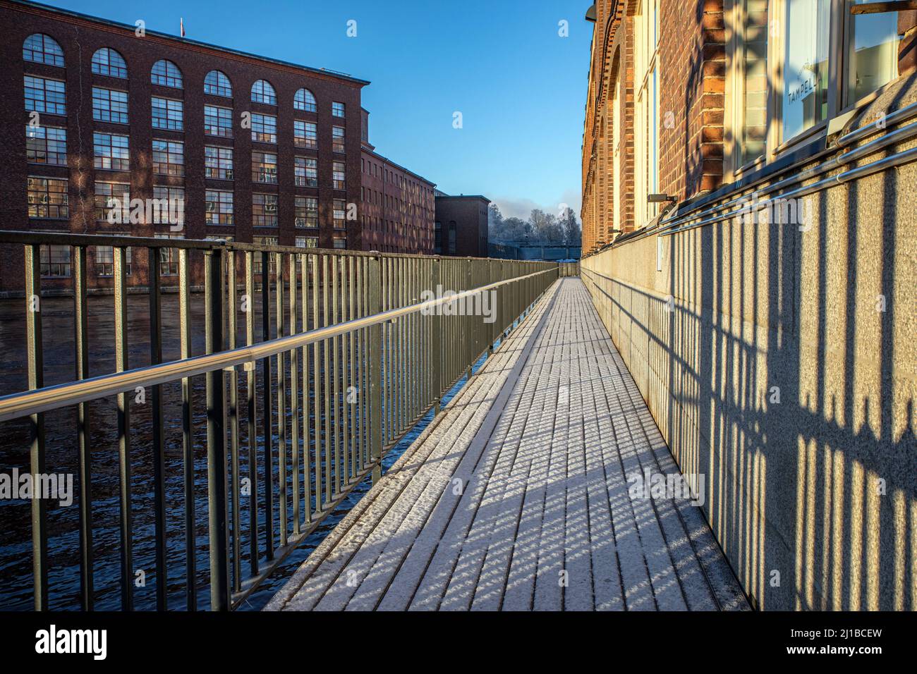 PASSERELLA COPERTA DI NEVE DEL RISTORANTE TAMPELLA, TAMPERE, FINLANDIA, EUROPA Foto Stock