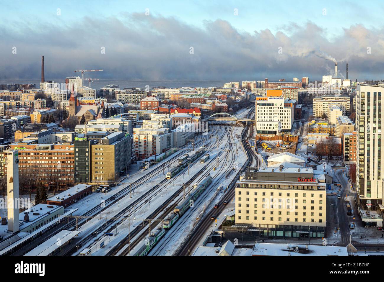 CENTRO CITTÀ E STAZIONE FERROVIARIA VISTA DAL PANORAMICO MORO SKY BAR, TAMPERE, FINLANDIA, EUROPA Foto Stock