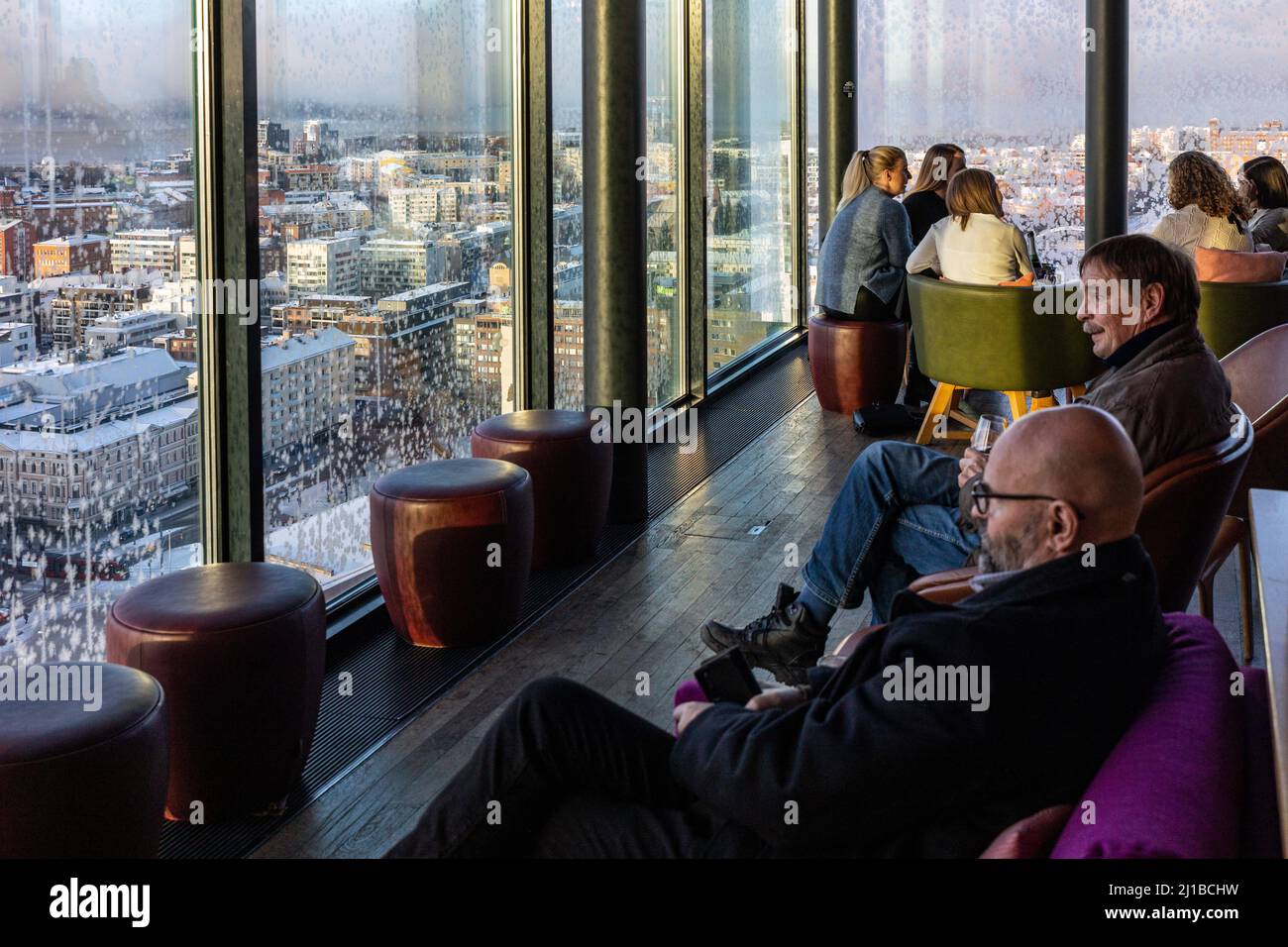 CLIENTI AL MORO SKY BAR CON VISTA PANORAMICA SUL CENTRO DELLA CITTÀ, TAMPERE, FINLANDIA, EUROPA Foto Stock