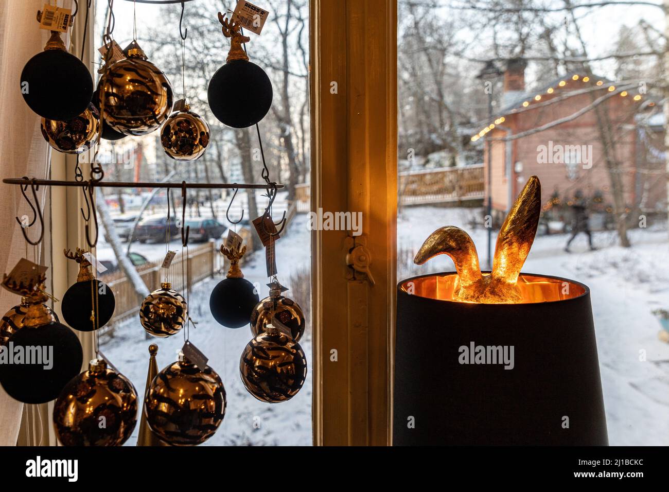 NEGOZIO TRADIZIONALE AL MERCATINO DI NATALE NEL VILLAGGIO TURISTICO DI LEGNO DI TALLIPIHA, PARCO NASI, TAMPERE, FINLANDIA, EUROPA Foto Stock