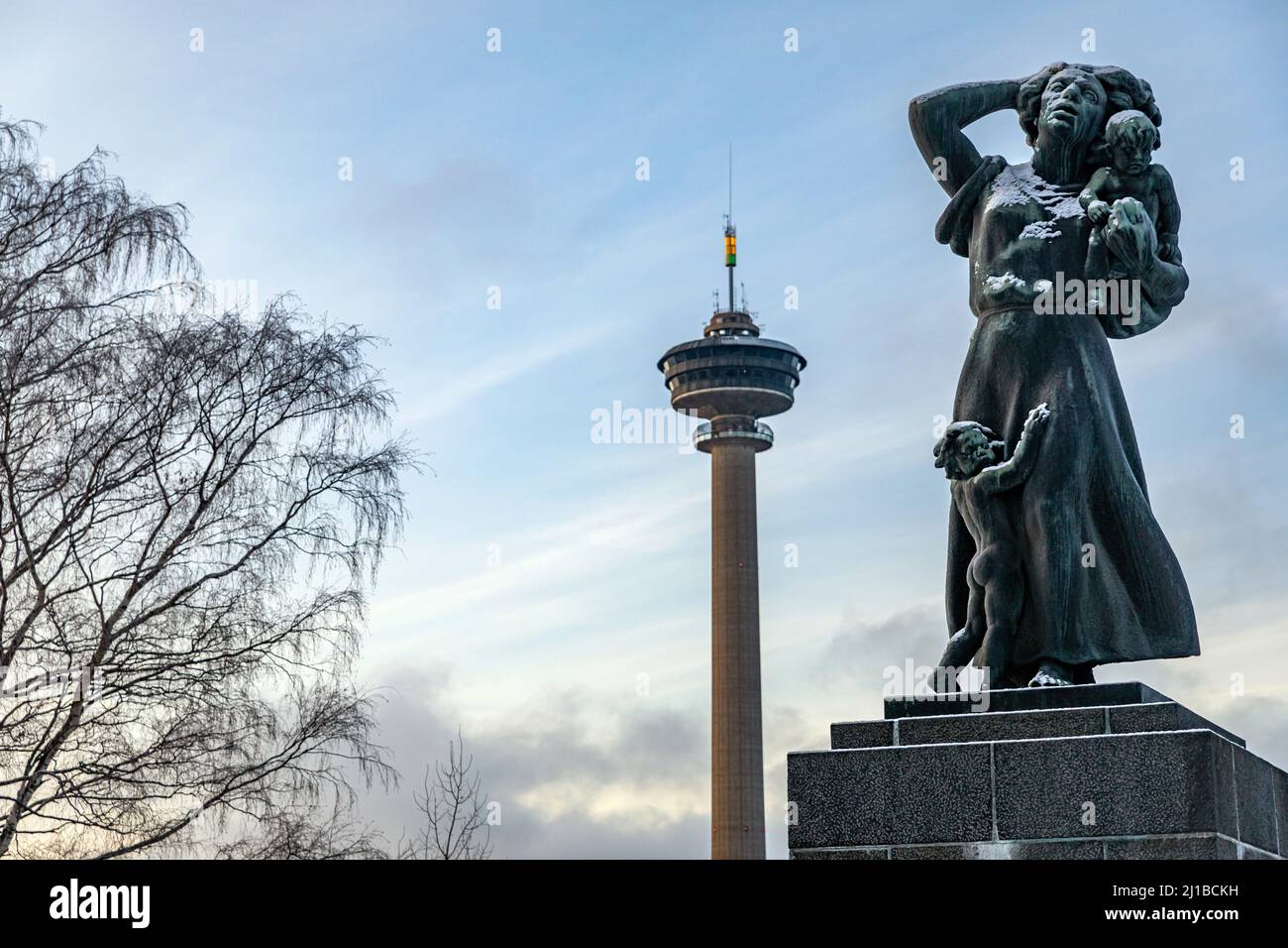 STATUA COMMEMORATIVA DEL NAUFRAGIO DEL PIROSCAFO KURU CON LA TORRE DI OSSERVAZIONE DEL RISTORANTE NASINNEULA, PARCO NASI, TAMPERE, FINLANDIA, EUROPA Foto Stock