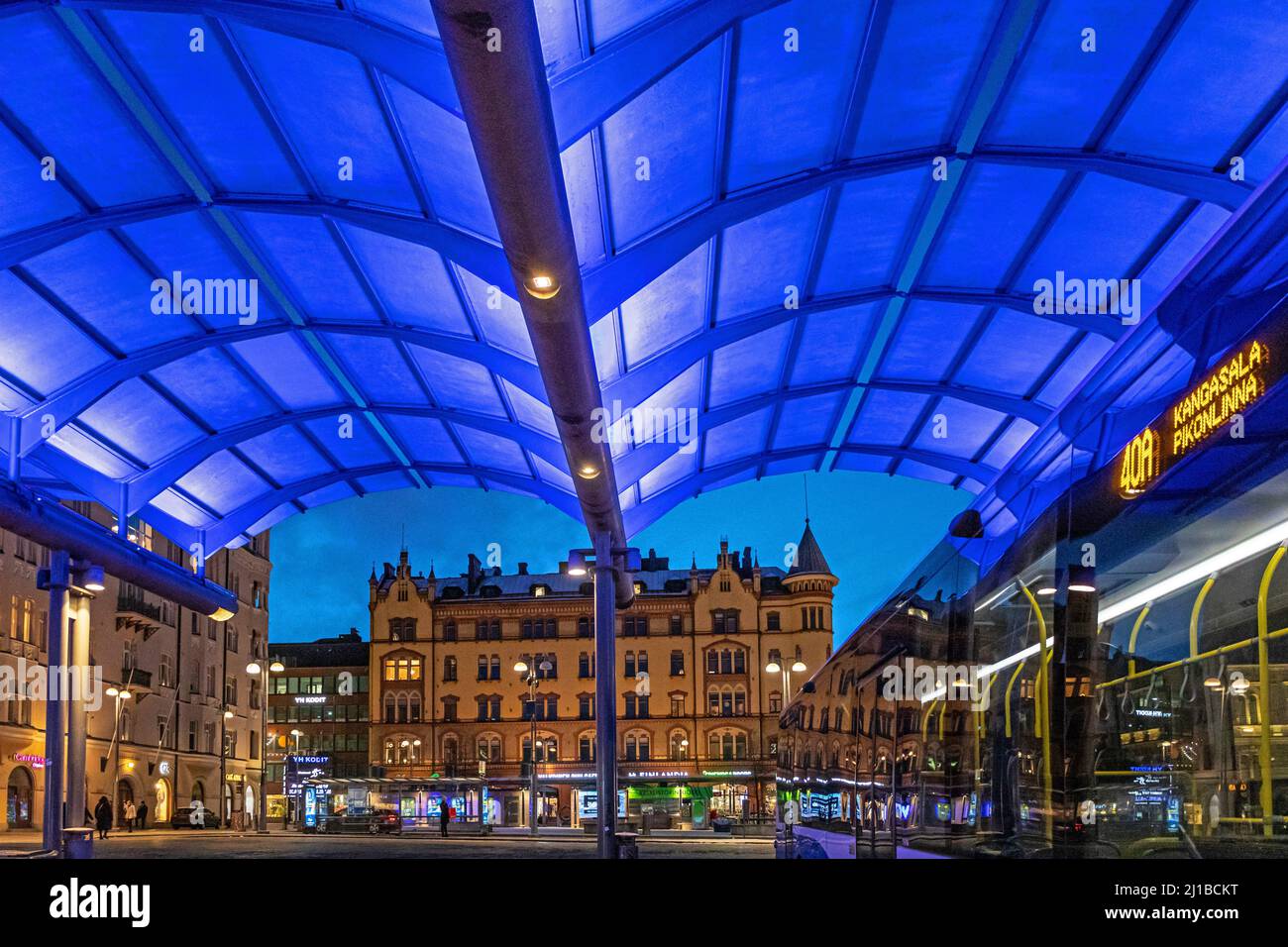 LA STAZIONE PRINCIPALE DEGLI AUTOBUS PRESSO L'UFFICIALE DEL SINDACO (MUNICIPIO), TAMPERE, FINLANDIA, EUROPA Foto Stock