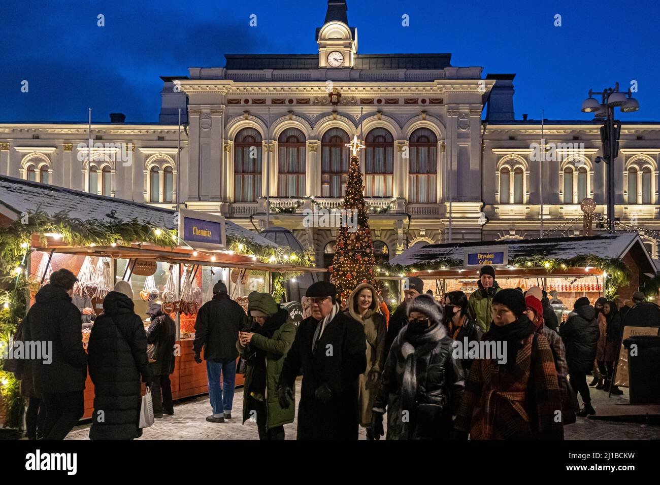 MERCATINO DI NATALE DI FRONTE ALL'UFFICIALE DEL SINDACO (MUNICIPIO), TAMPERE, FINLANDIA, EUROPA Foto Stock