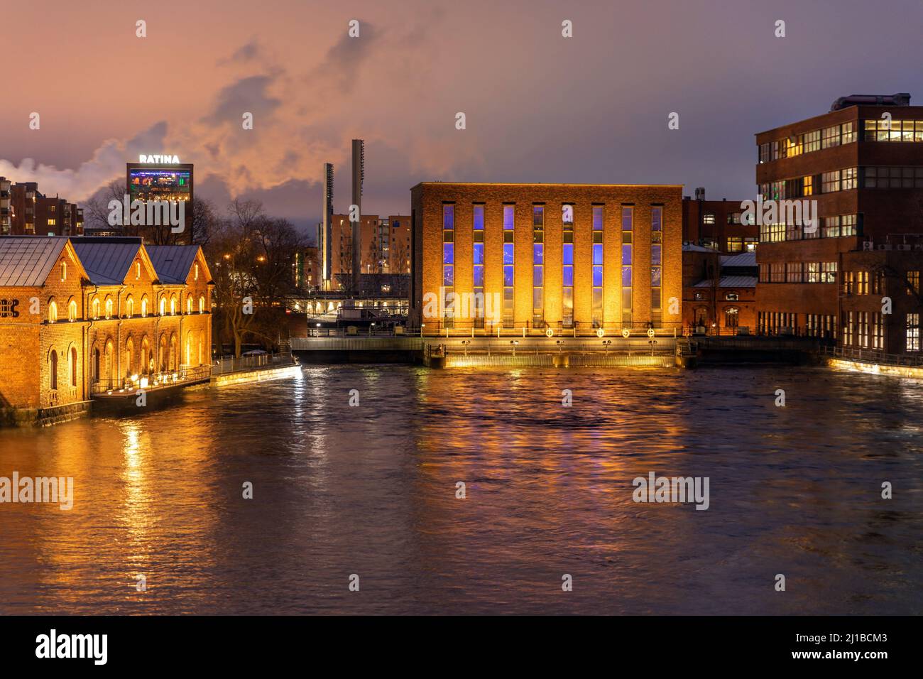 CENTRALE ELETTRICA SUL FIUME TAMMERKOSKI, ILLUMINAZIONE NOTTURNA, TAMPERE, FINLANDIA, EUROPA Foto Stock