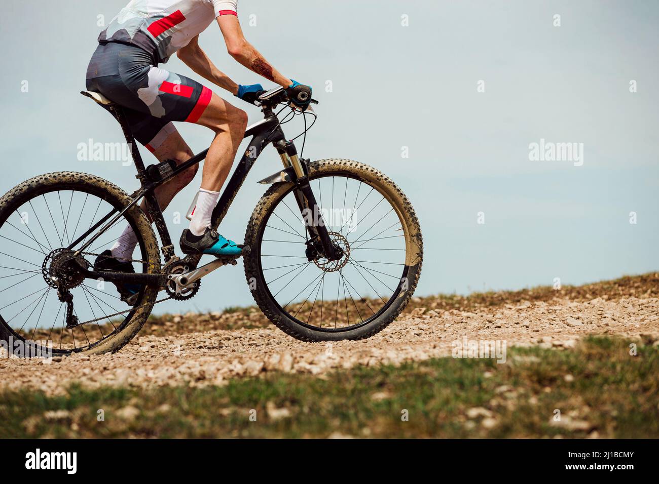 atleta ciclista in mountain bike in salita Foto Stock