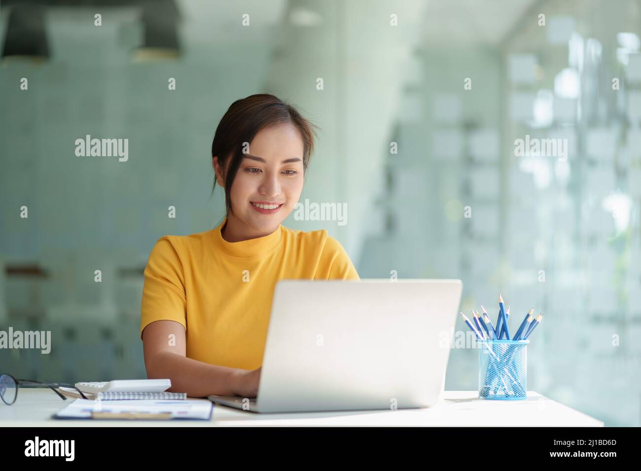 Presso l'ufficio contabilità. Donna di affari che calcola le fatture, le tasse ed il preventivo di controllo dell'azienda. Statistiche e analytic di accreditamento per concetto di pagamento di ipoteca. Foto Stock