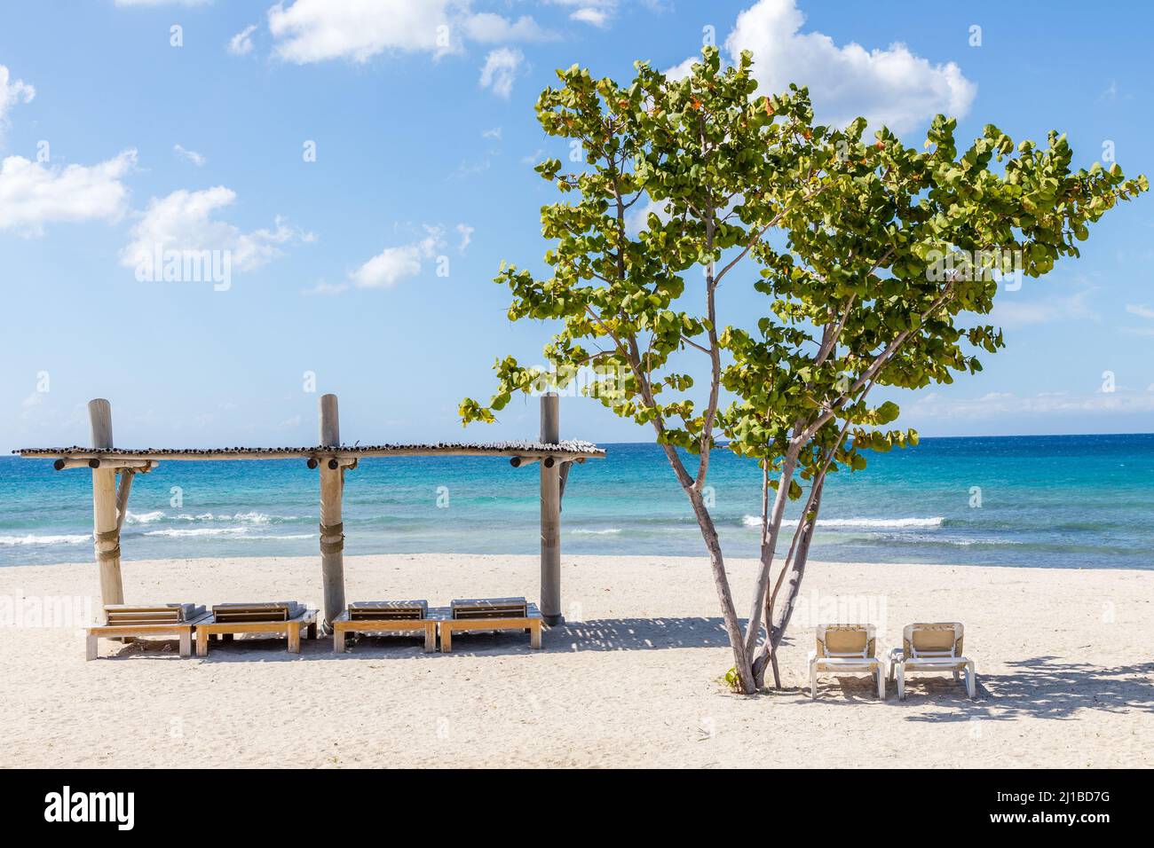 ILLUSTRAZIONE DEL DECLINO NEL NUMERO DI PRENOTAZIONI DI RESORT, MISURE PROTETTIVE E DI DISTANZA SOCIALE DURANTE LA PANDEMIA COVID 19, SPIAGGIA DEL WESTIN PUNTA CANA RESORT & CLUB, REPUBBLICA DOMINICANA Foto Stock