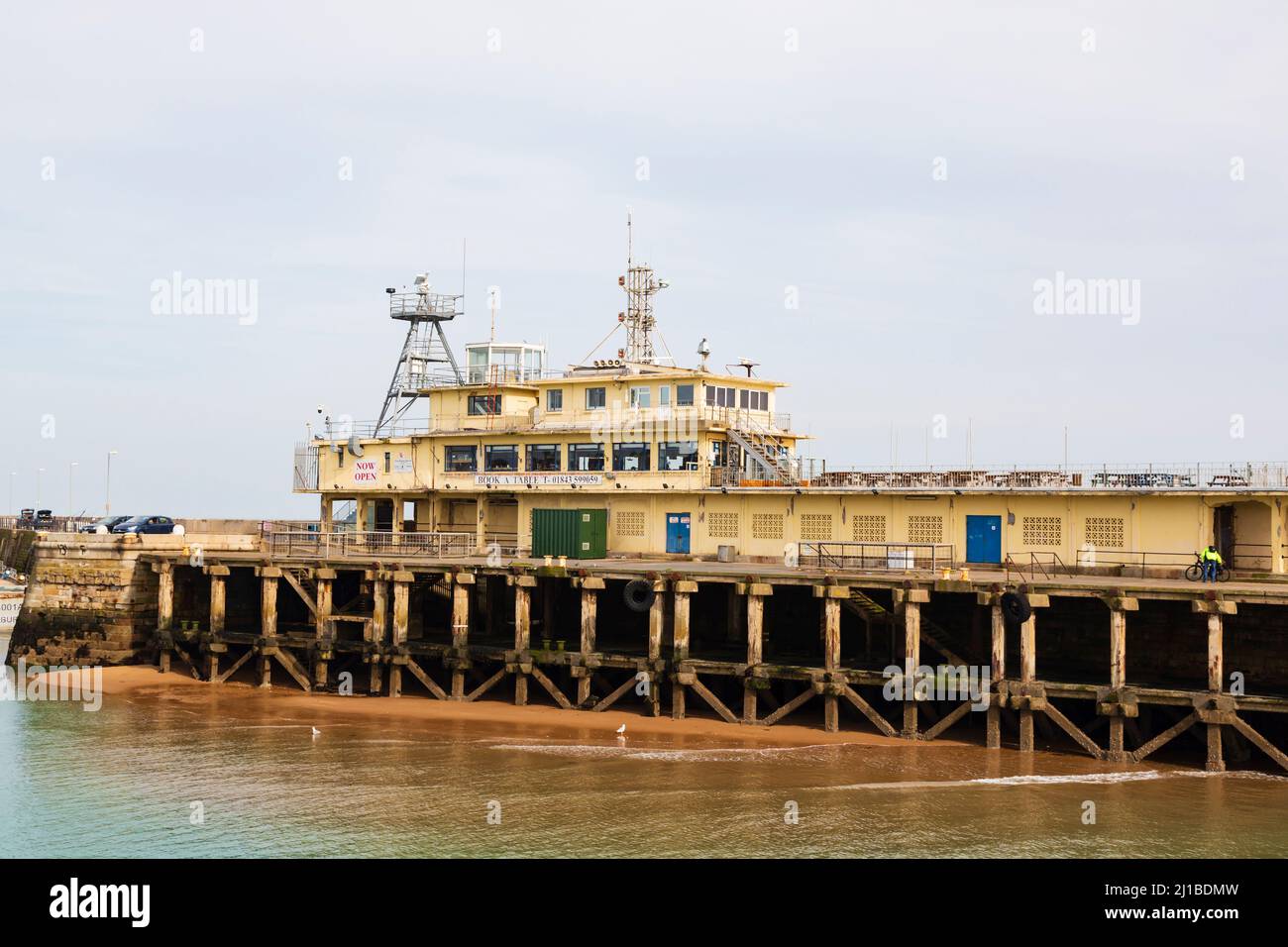 East Pier Port Torre di controllo e ristorante Brasserie, Royal Harbour, Ramsgate, Kent, Inghilterra Foto Stock