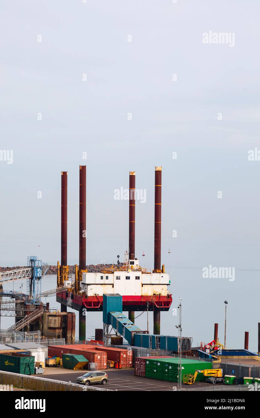 Fugro Excalibur, chiatta jack-up utilizzata nel settore delle costruzioni di parchi eolici off-shore. Ormeggiato nel porto reale, Ramsgate in fase di riparazione. , Kent, Eng Foto Stock