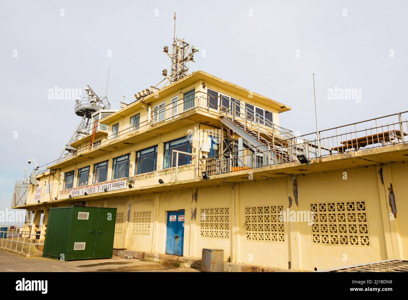 East Pier Port Torre di controllo e ristorante Brasserie, Royal Harbour, Ramsgate, Kent, Inghilterra Foto Stock