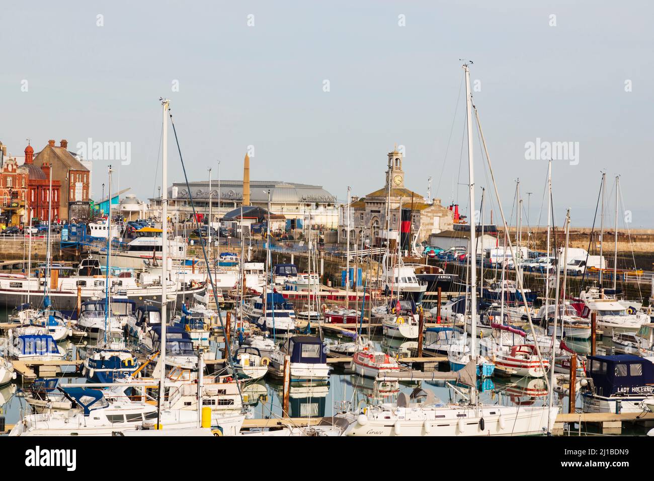 Vista sul porto turistico, con il museo marittimo e il Victoria Pavilion. Royal Harbour, Ramsgate, Kent, Inghilterra. Pieno di yacht e barche da diporto. Foto Stock