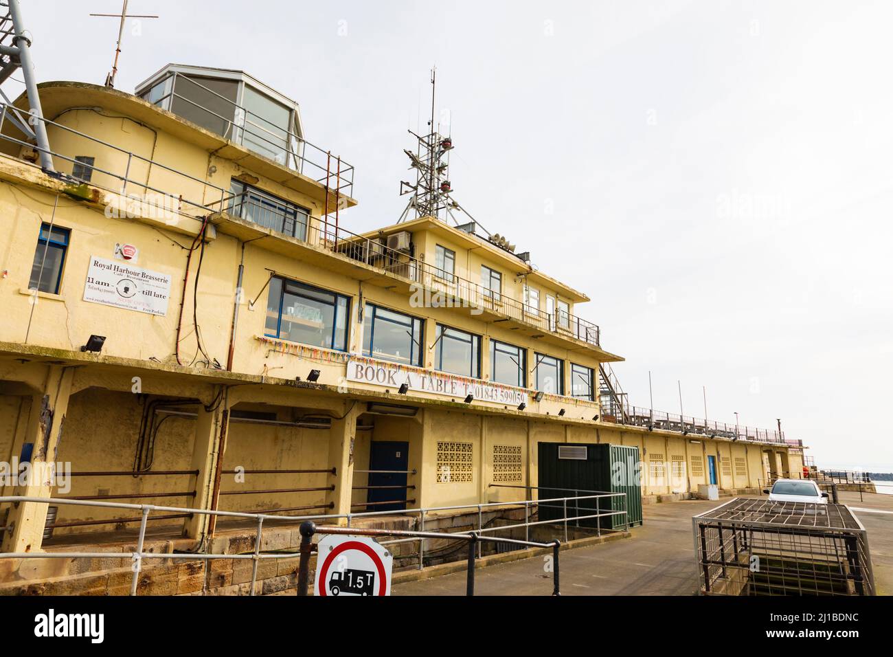 East Pier Port Torre di controllo e ristorante Brasserie, Royal Harbour, Ramsgate, Kent, Inghilterra Foto Stock