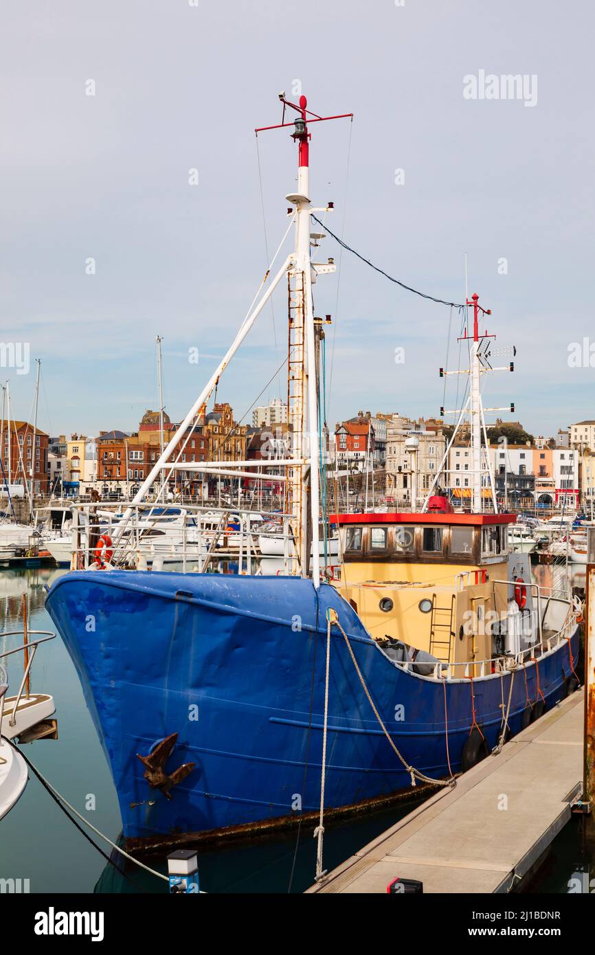 Vecchia barca da traino blu, ormeggiata nel porto reale, Ramsgate, Kent, Inghilterra Foto Stock