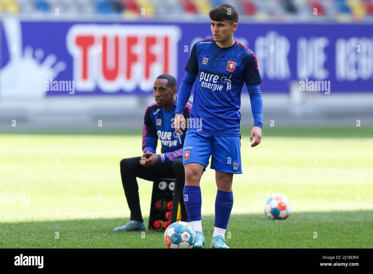 DUSSELDORF, GERMANIA - 24 MARZO: Manfred Ugalde del FC Twente si riscalda durante l'amichevole incontro tra Fortuna Dusseldorf e FC Twente al Merkur Spielarena il 24 marzo 2022 a Dusseldorf, Germania (Foto di Marcel ter Bals/Orange Pictures) Foto Stock