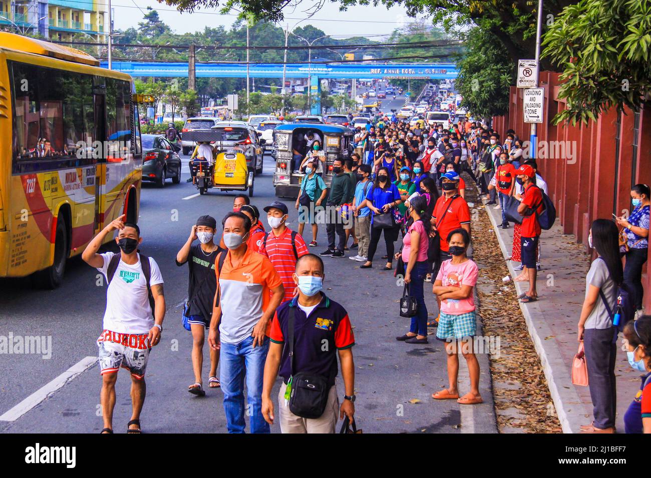 Quezon City, Metro Manila, Filippine. 24th Mar 2022. Questa mattina molti passeggeri sono rimasti bloccati sulla strada a causa della mancanza di effetti del trasporto pubblico derivanti dal continuo aumento dei prezzi dei prodotti petroliferi. (Credit Image: © EDD Castro/Pacific Press via ZUMA Press Wire) Foto Stock