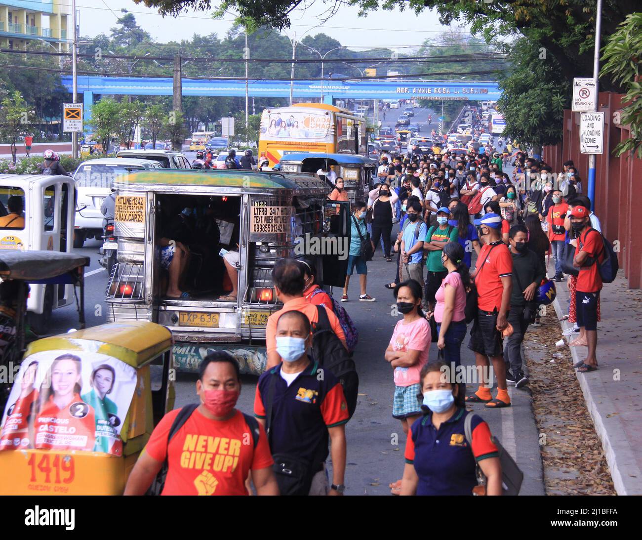 24 marzo 2022, quezon City, Metro Manila, Filippine: Molti passeggeri sono stati bloccati questa mattina sulla strada a causa della mancanza di effetto di trasporto pubblico di continuo aumento del prezzo dei prodotti petroliferi. (Credit Image: © EDD Castro/Pacific Press via ZUMA Press Wire) Foto Stock