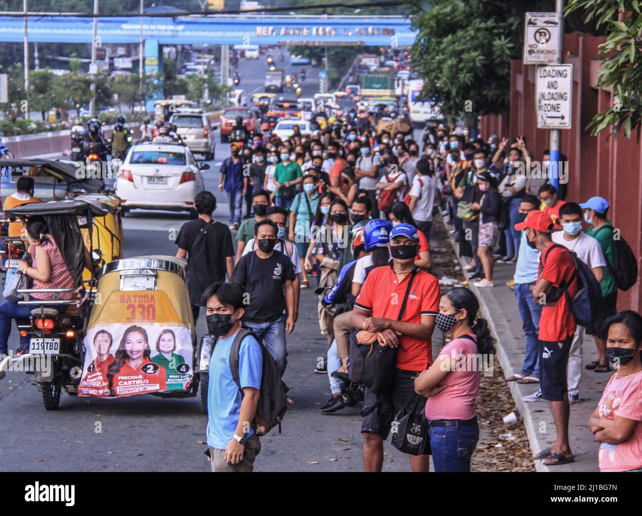 24 marzo 2022, Quezon City, Metro Manila, Filippine: Molti passeggeri sono stati bloccati questa mattina sulla strada a causa della mancanza di effetto di trasporto pubblico di continuo aumento del prezzo dei prodotti petroliferi. (Credit Image: © EDD Castro/Pacific Press via ZUMA Press Wire) Foto Stock