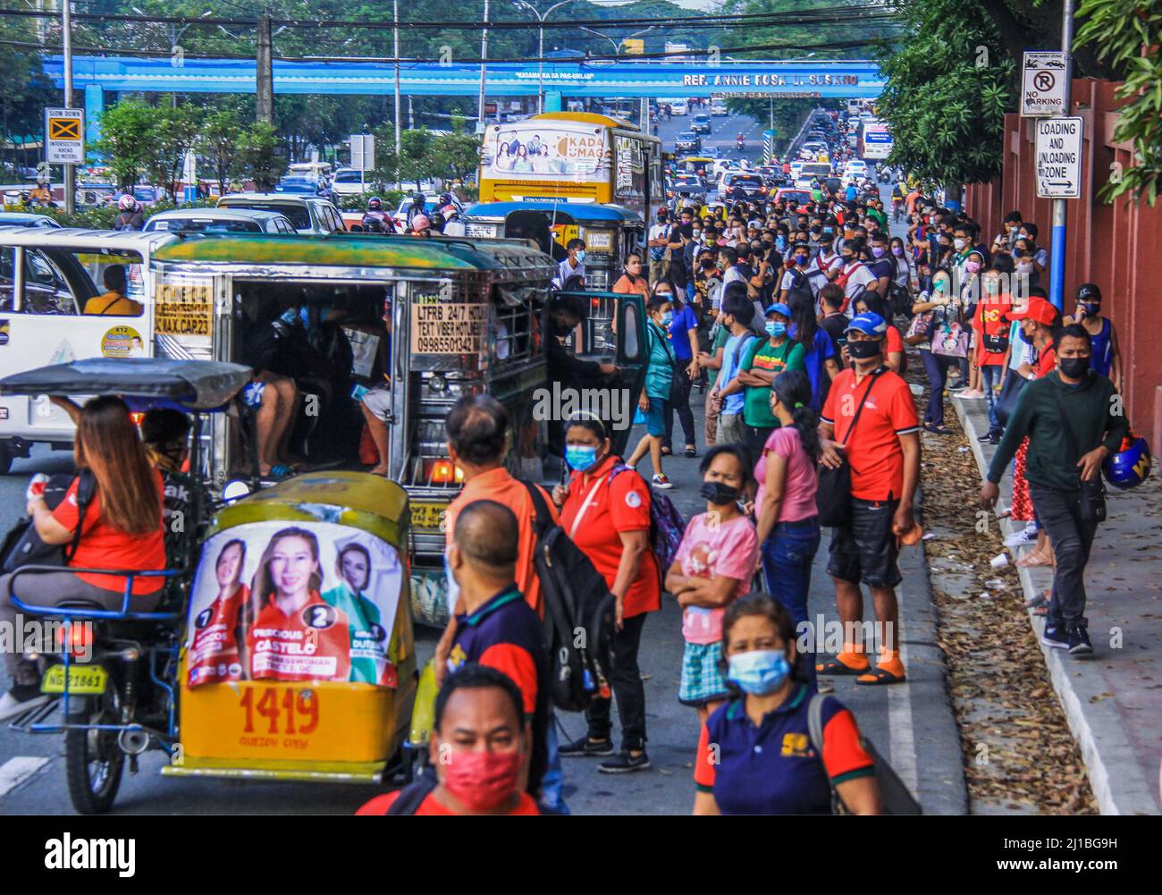 24 marzo 2022, Quezon City, Metro Manila, Filippine: Molti passeggeri sono stati bloccati questa mattina sulla strada a causa della mancanza di effetto di trasporto pubblico di continuo aumento del prezzo dei prodotti petroliferi. (Credit Image: © EDD Castro/Pacific Press via ZUMA Press Wire) Foto Stock