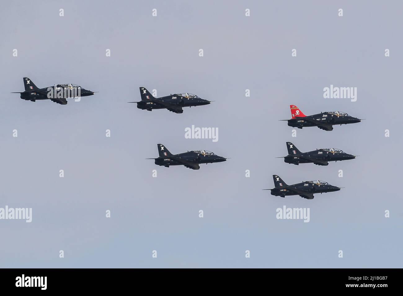 RAF Hawk T1s esegue un flypassato su RAF Leeming come parte della parata di scioglimento per lo squadrone 100 a Leeming Bar, Regno Unito il 3/24/2022. (Foto di James Heaton/News Images/Sipa USA) Foto Stock